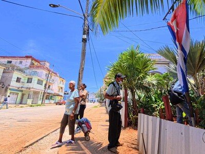 personas-caminan-calles-cuba-efe-26b4476975d12bc4ed3790f9d1980a3e6d4a4ea1w-12c4e566-focus-0-0-400-300