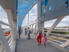 Personas estrenan el nuevo y moderno puente del kilómetro 9