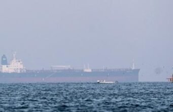 Petroleros incautados por EE.UU. llevan crudo iraní cruzan Atlántico