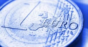 Euro sube ligeramente por expectativas de fin de guerra en Irán