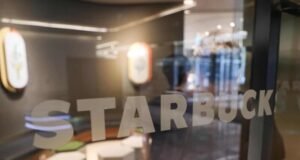 Policía surcoreana registra sede de Starbucks tras polémica campaña