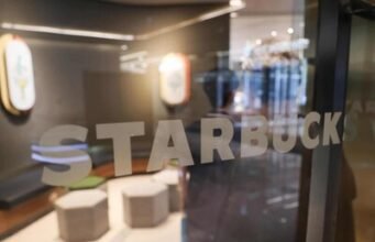 Policía surcoreana registra sede de Starbucks tras polémica campaña
