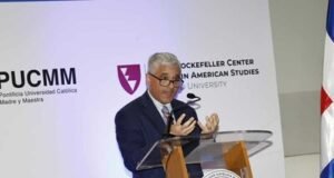 Politólogo dice democracia mundial está en peligro, pero es resiliente