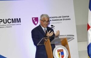 Politólogo dice democracia mundial está en peligro, pero es resiliente