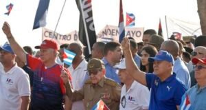 Cuba "defiende la patria" el 1 de mayo y realiza desfile