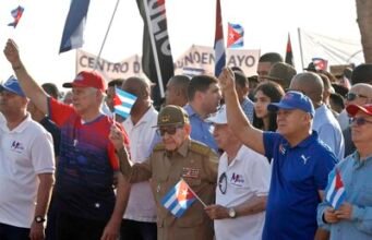Cuba "defiende la patria" el 1 de mayo y realiza desfile