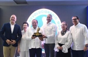 Reconocimiento a Paliza por su trayectoria en el PRM de Santiago