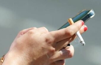 Reino Unido aprueba prohibición de fumar para nacidos después de 2008