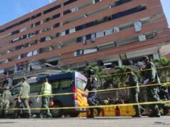 Rescatistas luchan por sacar de escombros a venezolano vivo siete días