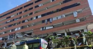 Rescatistas luchan por sacar de escombros a venezolano vivo siete días