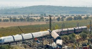 Choque de trenes enluta España; hay al menos 68 muertos