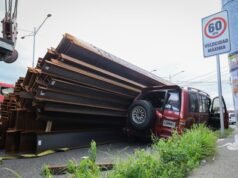 Tapón: camión transportaba vigas de acero aplasta vehículo en el KM 9