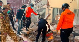 Casi 13,000 desplazados tras mortal terremoto en Indonesia