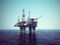 Precios del petróleo suben por cierre del estrecho de Ormuz