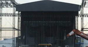 Trabajador que montaba estructura de concierto de Shakira muere