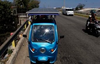 Triciclos eléctricos con panel solar: la inventiva en Cuba