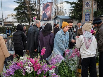 Los iraníes desafían a las bombas y la lluvia para celebrar Noruz
