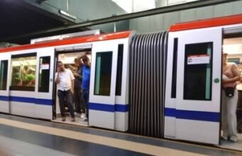 Usuarios enfrentan largas esperas en la Línea 2 del Metro por avería